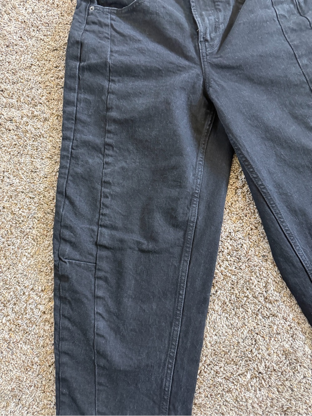 Old Navy Black High-Waisted Barrel
Ankle Jeans - Picture 5 of 6